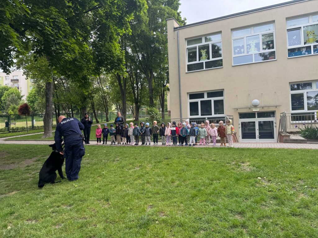 SÓWKI POZNAŁY PSA POLICYJNEGO - HEKTORA. POGADANKA NA TEMAT BEZPIECZNEGO ZACHOWANIA SIĘ NA ULICY