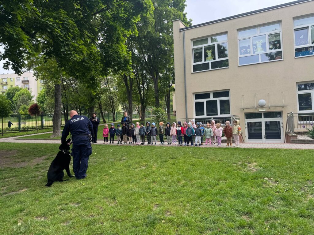 SÓWKI POZNAŁY PSA POLICYJNEGO - HEKTORA. POGADANKA NA TEMAT BEZPIECZNEGO ZACHOWANIA SIĘ NA ULICY