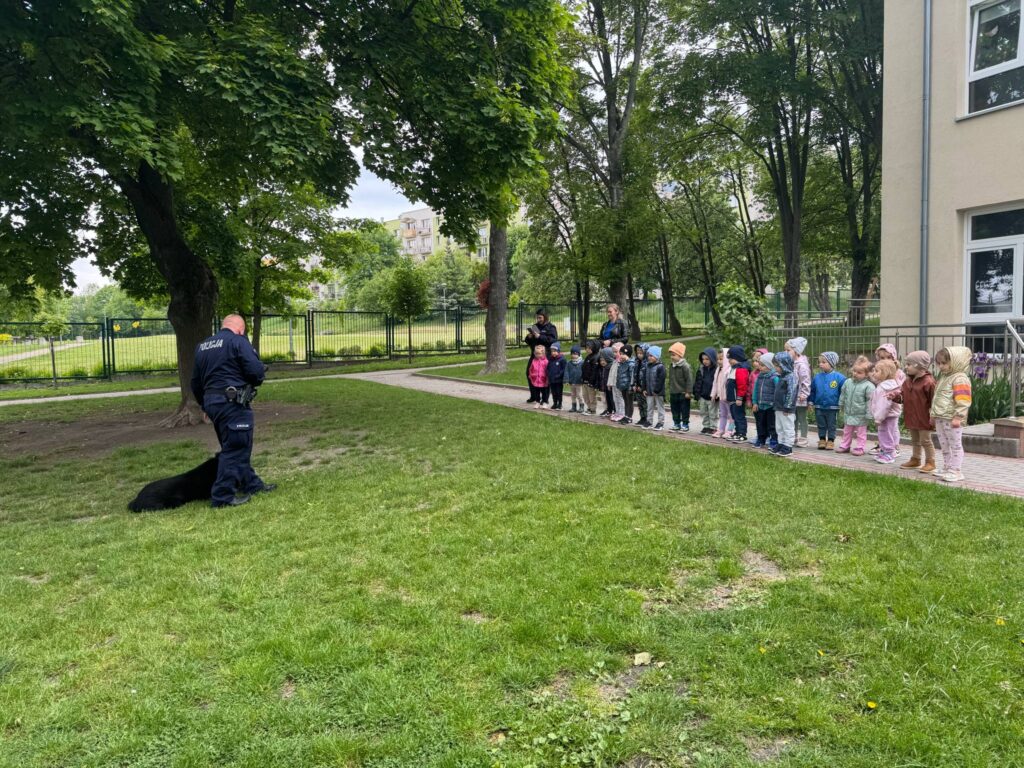 SÓWKI POZNAŁY PSA POLICYJNEGO - HEKTORA. POGADANKA NA TEMAT BEZPIECZNEGO ZACHOWANIA SIĘ NA ULICY