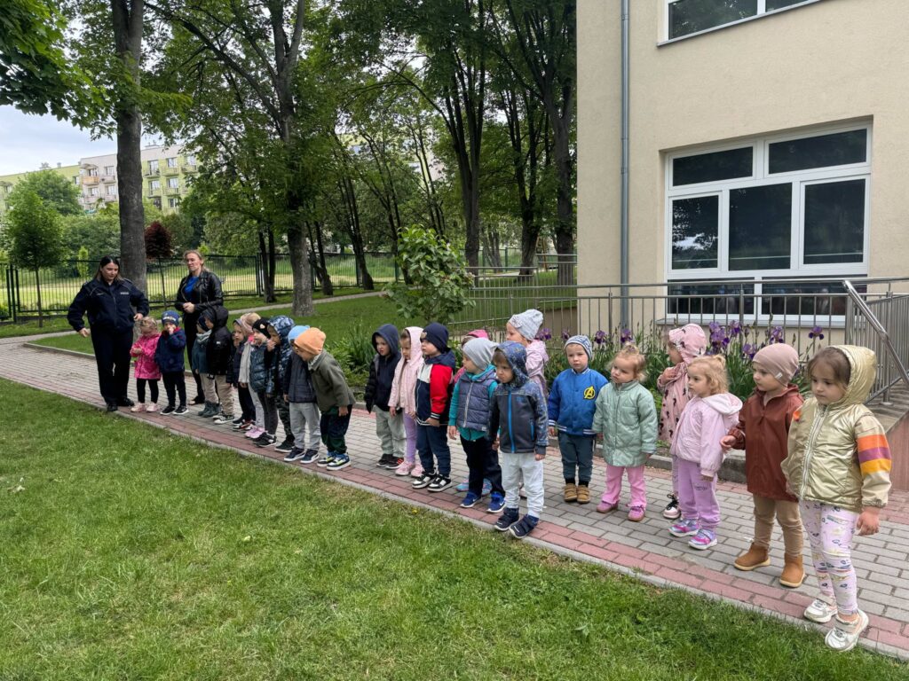 SÓWKI POZNAŁY PSA POLICYJNEGO - HEKTORA. POGADANKA NA TEMAT BEZPIECZNEGO ZACHOWANIA SIĘ NA ULICY