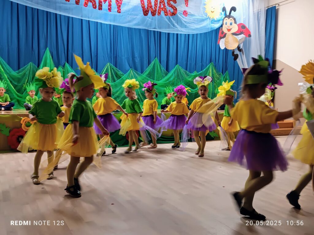 Uroczystość z okazji Dnia Mamy i Taty grupa ''Papużki''