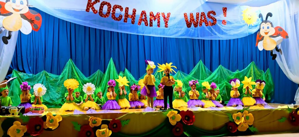 Uroczystość z okazji Dnia Mamy i Taty grupa ''Papużki''