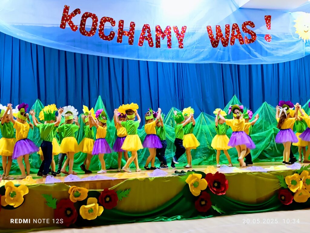 Uroczystość z okazji Dnia Mamy i Taty grupa ''Papużki''