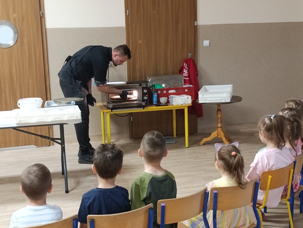 WARSZTATY ROBIENIA PIZZY Z OKAZJI DNIA DZIECKA