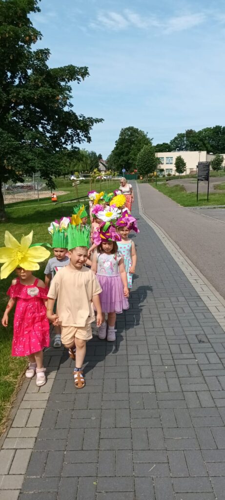 "Parada Kwiatów" grupa ''Papużki''