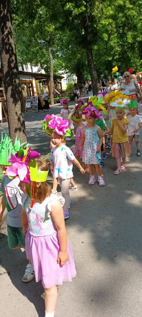 "Parada Kwiatów" grupa ''Papużki''