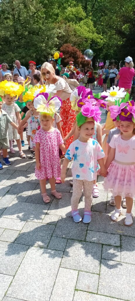 "Parada Kwiatów" grupa ''Papużki''