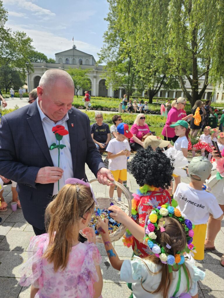 ''Parada Kwiatów'' grupa ''Pszczółki''