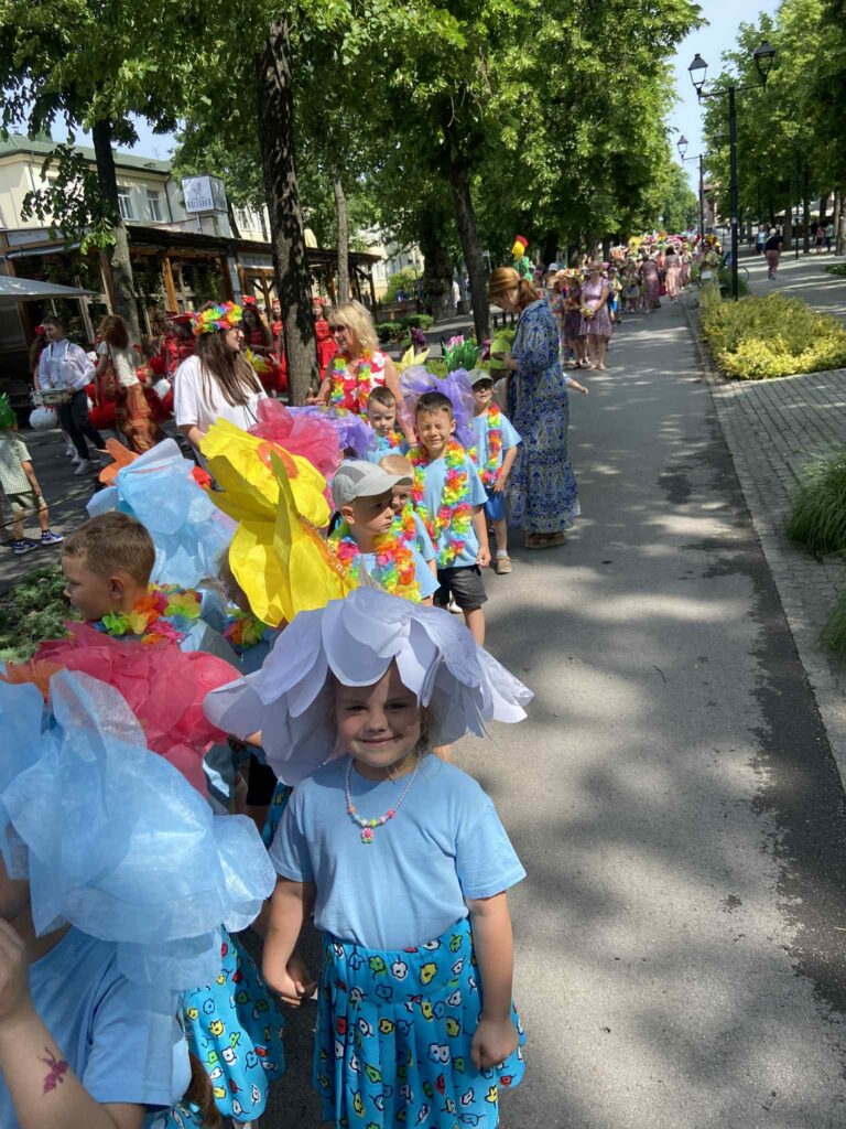Parada Kwiatów grupa ''Żyrafki''