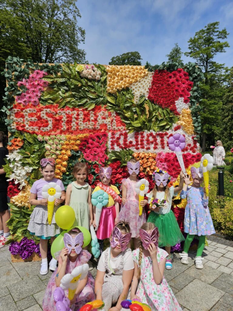 ''Parada Kwiatów'' grupa ''Pszczółki''