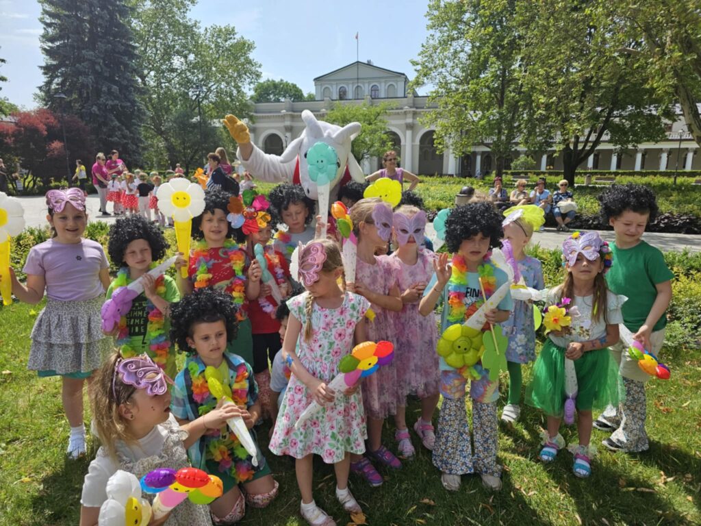 ''Parada Kwiatów'' grupa ''Pszczółki''