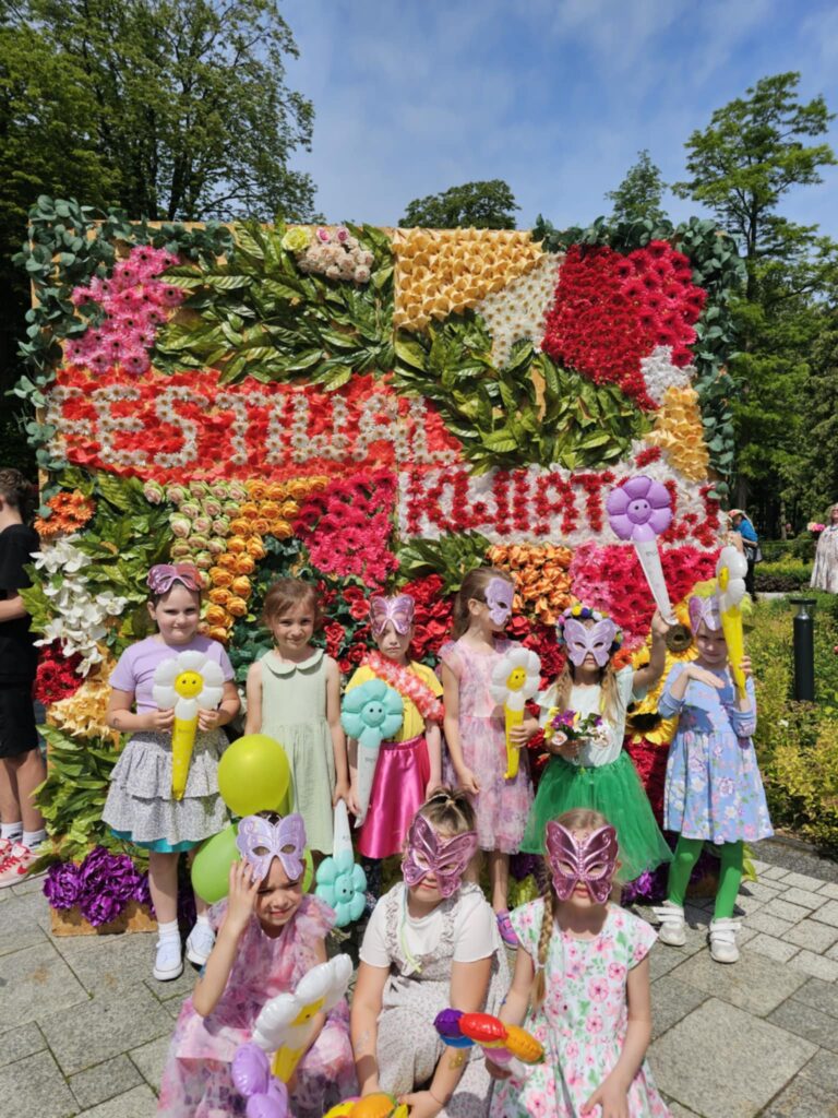 ''Parada Kwiatów'' grupa ''Pszczółki''