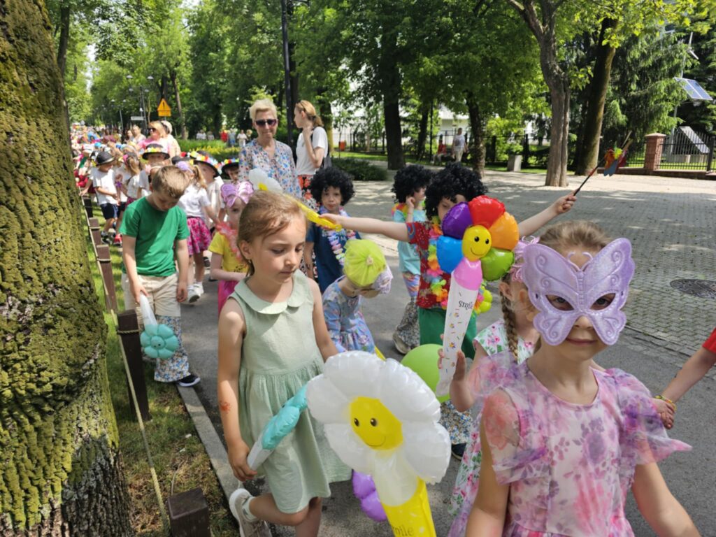 ''Parada Kwiatów'' grupa ''Pszczółki''