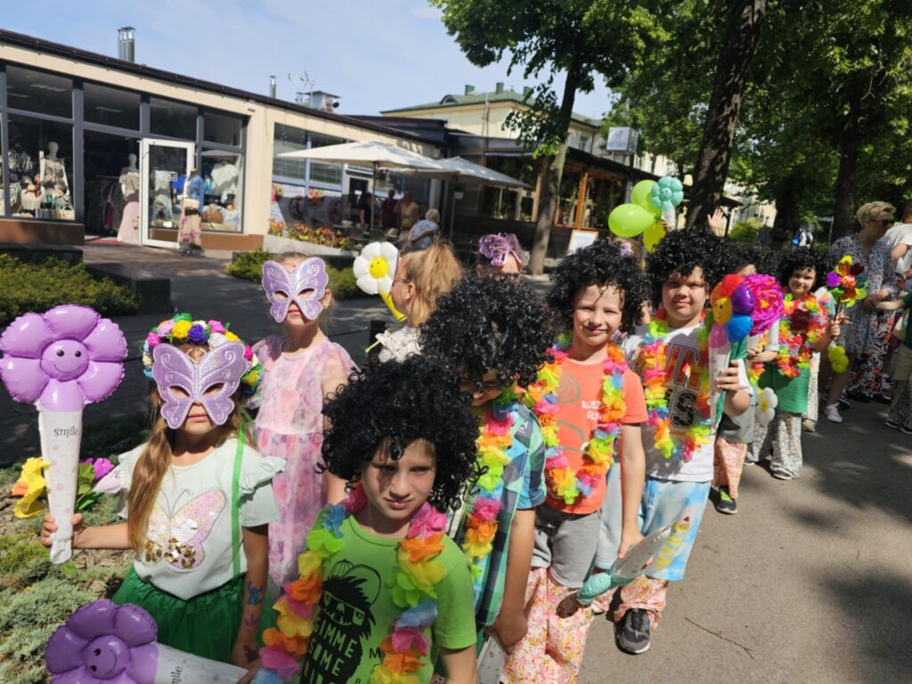 ''Parada Kwiatów'' grupa ''Pszczółki''