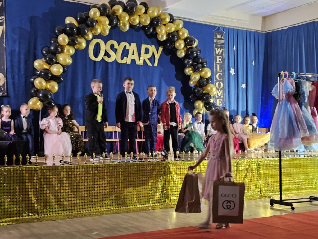 Uroczystość z okazji  Dnia Mamy i Taty grupa ''Pszczółki''