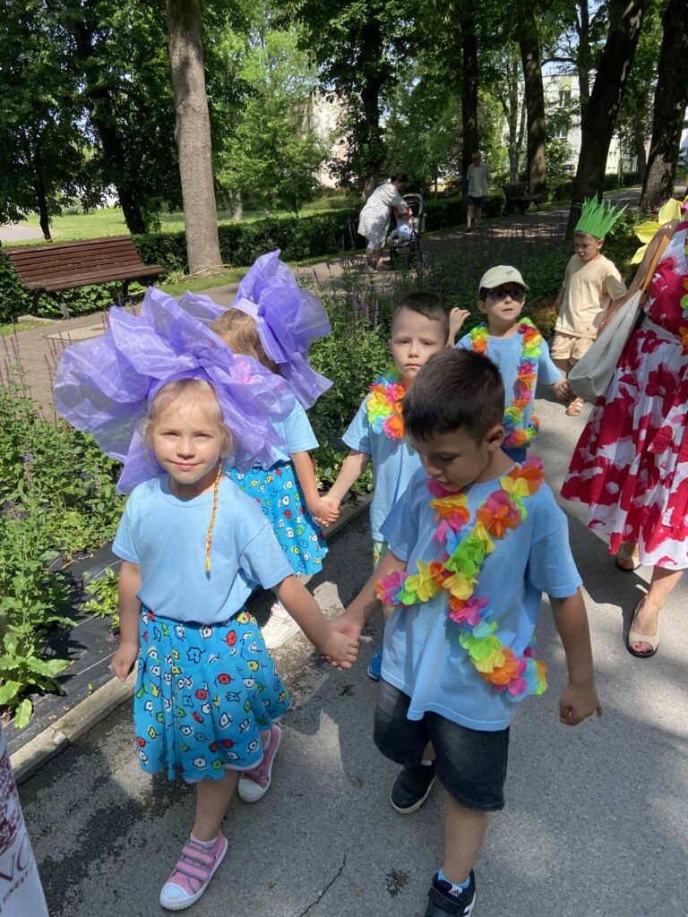 Parada Kwiatów grupa ''Żyrafki''