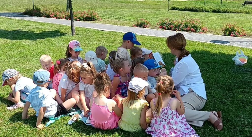 "Czytanie na polanie" grupa ''Papużki"