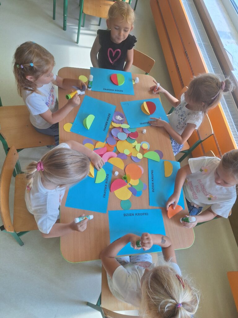 DZIEŃ KROPKI GRUPA Żyrafki