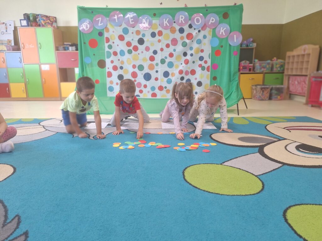 DZIEŃ KROPKI GRUPA Żyrafki