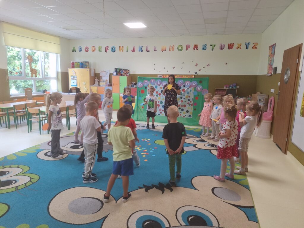 DZIEŃ KROPKI GRUPA Żyrafki