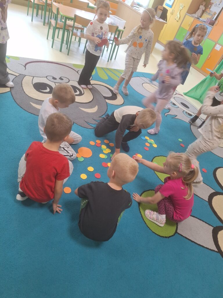 DZIEŃ KROPKI GRUPA Żyrafki