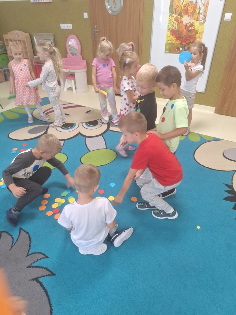 DZIEŃ KROPKI GRUPA Żyrafki