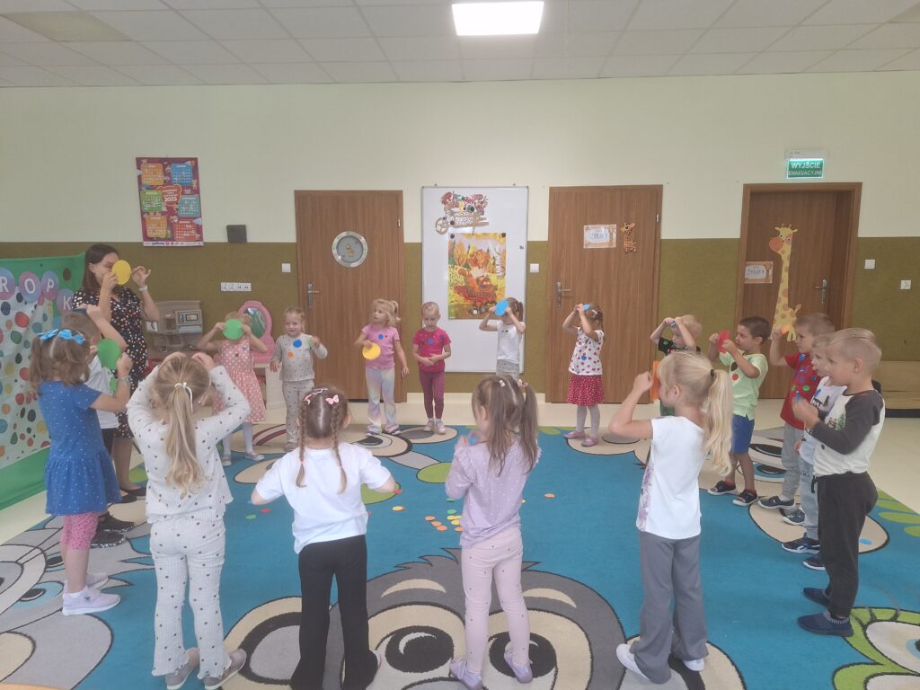 DZIEŃ KROPKI GRUPA Żyrafki