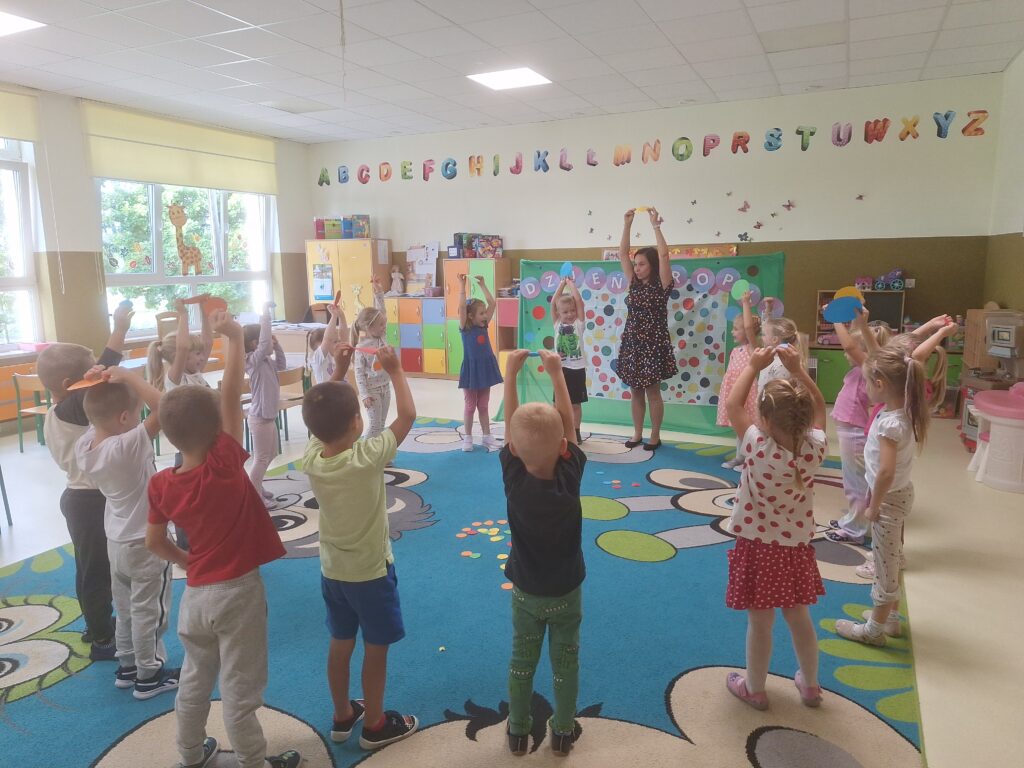 DZIEŃ KROPKI GRUPA Żyrafki