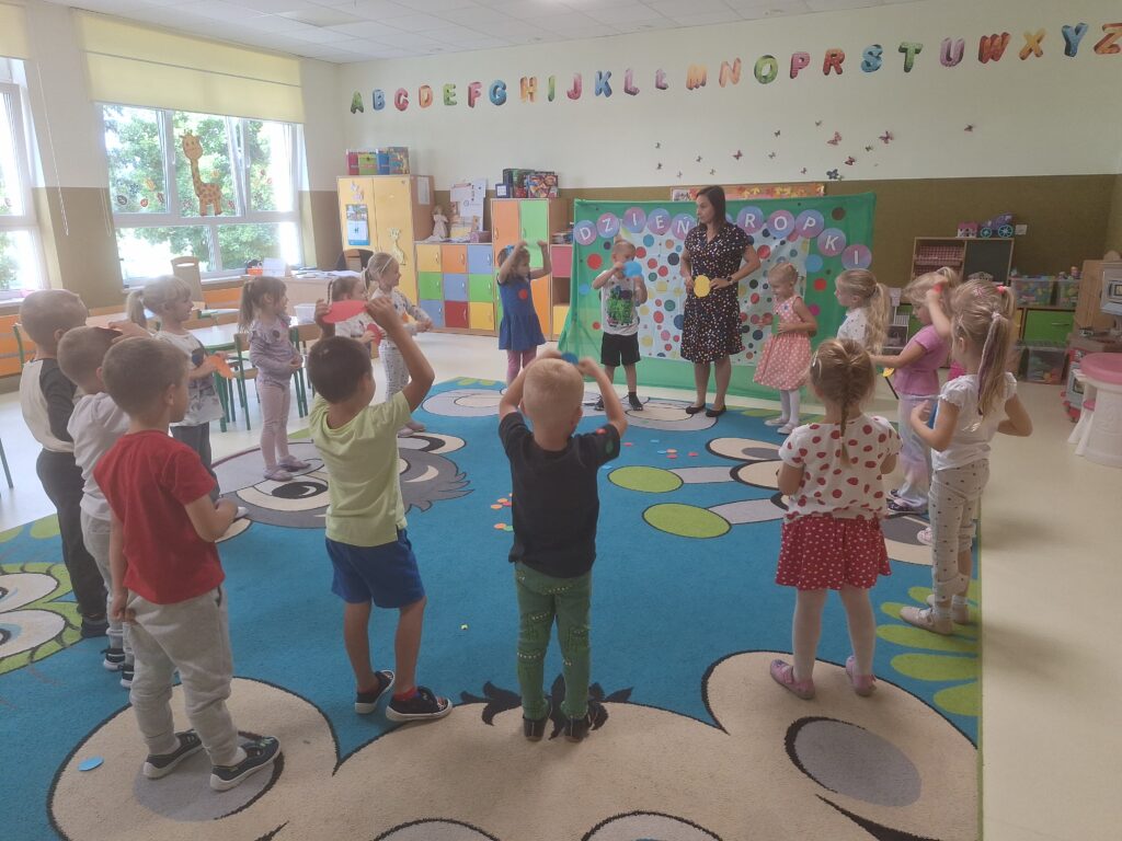 DZIEŃ KROPKI GRUPA Żyrafki