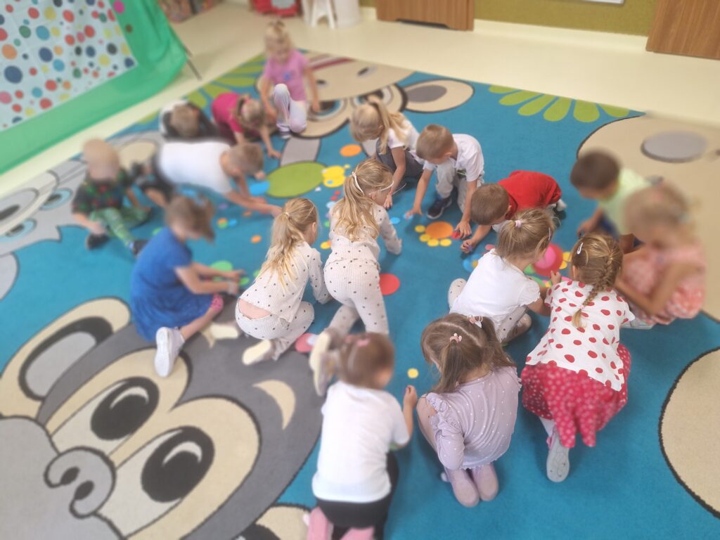 DZIEŃ KROPKI GRUPA Żyrafki