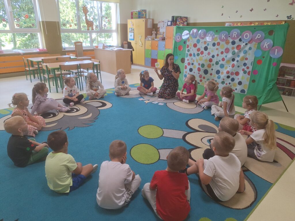 DZIEŃ KROPKI GRUPA Żyrafki