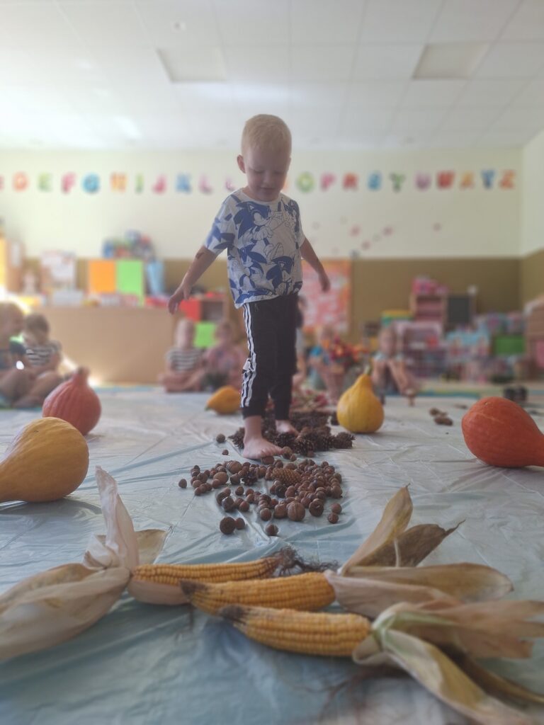 POWITANIE JESIENI - ZABAWY SENSORYCZNE 