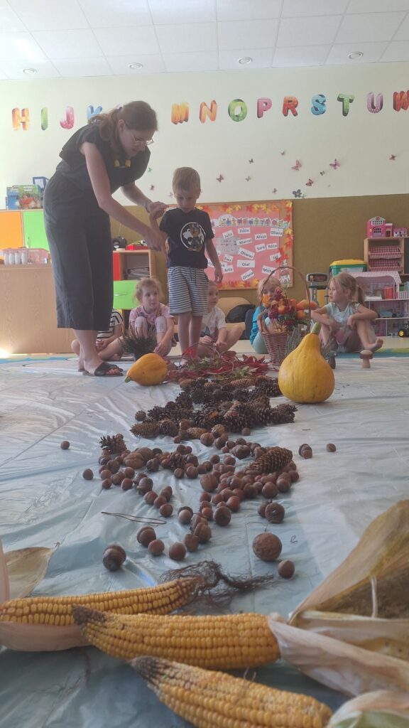 POWITANIE JESIENI - ZABAWY SENSORYCZNE 