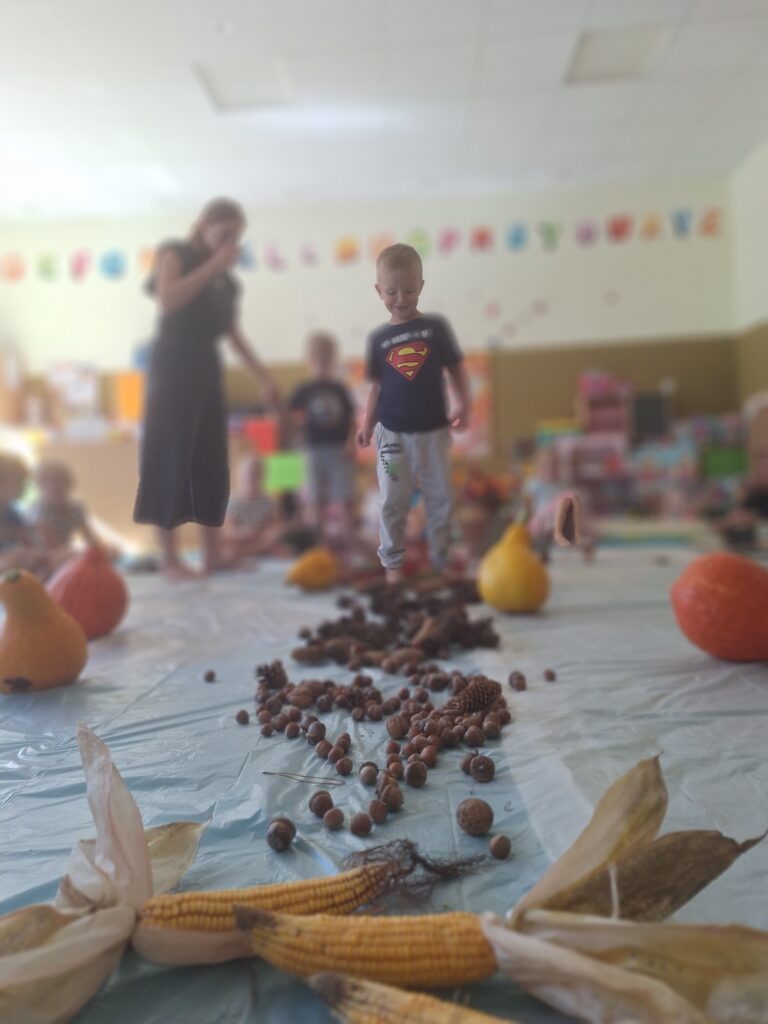 POWITANIE JESIENI - ZABAWY SENSORYCZNE 