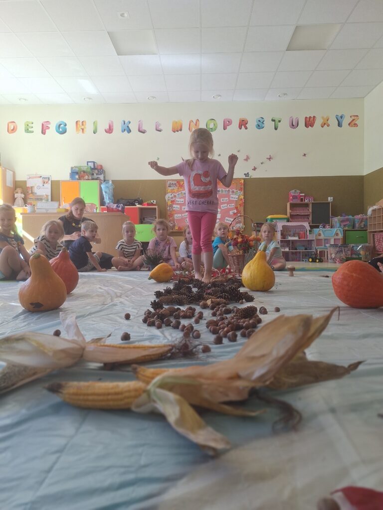 POWITANIE JESIENI - ZABAWY SENSORYCZNE 