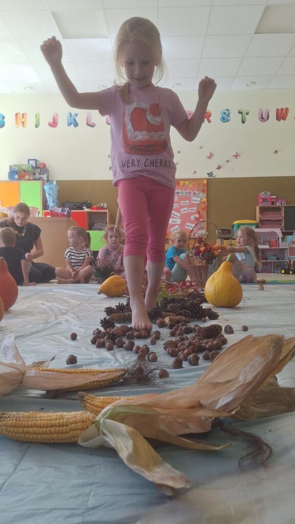 POWITANIE JESIENI - ZABAWY SENSORYCZNE 