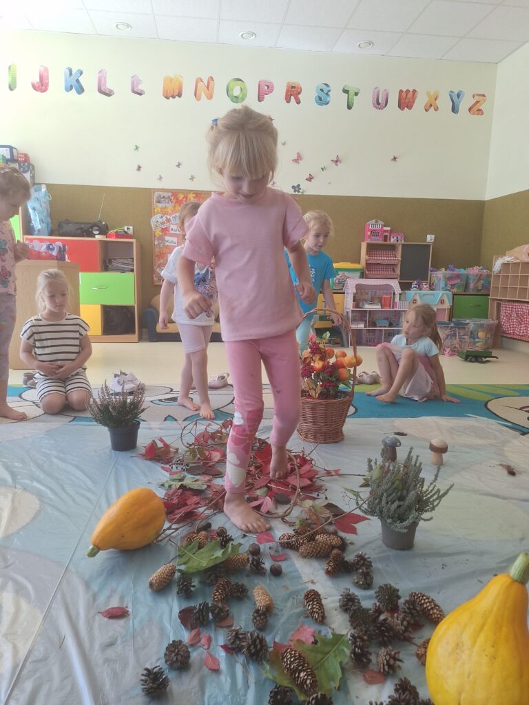 POWITANIE JESIENI - ZABAWY SENSORYCZNE 