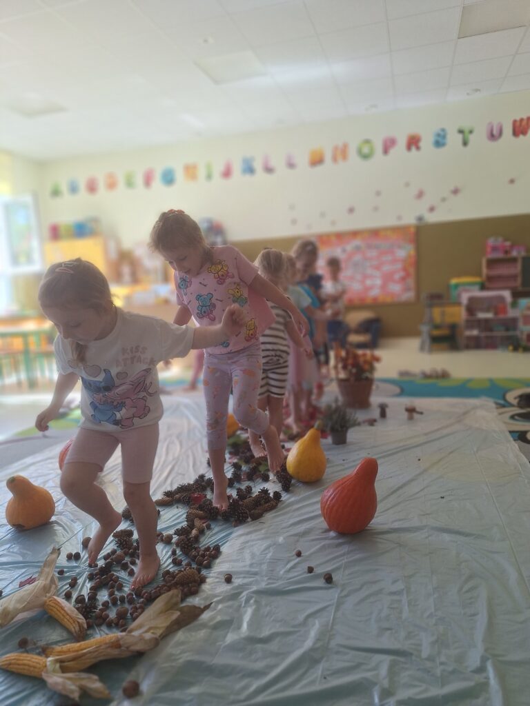 POWITANIE JESIENI - ZABAWY SENSORYCZNE 