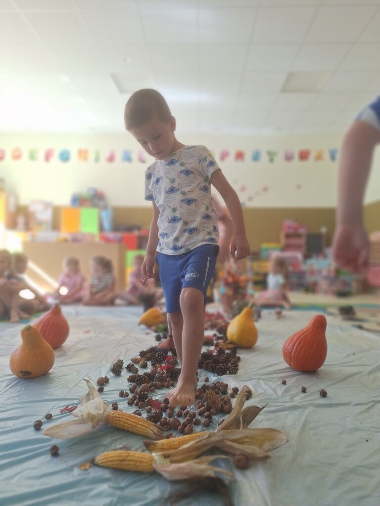 POWITANIE JESIENI - ZABAWY SENSORYCZNE 