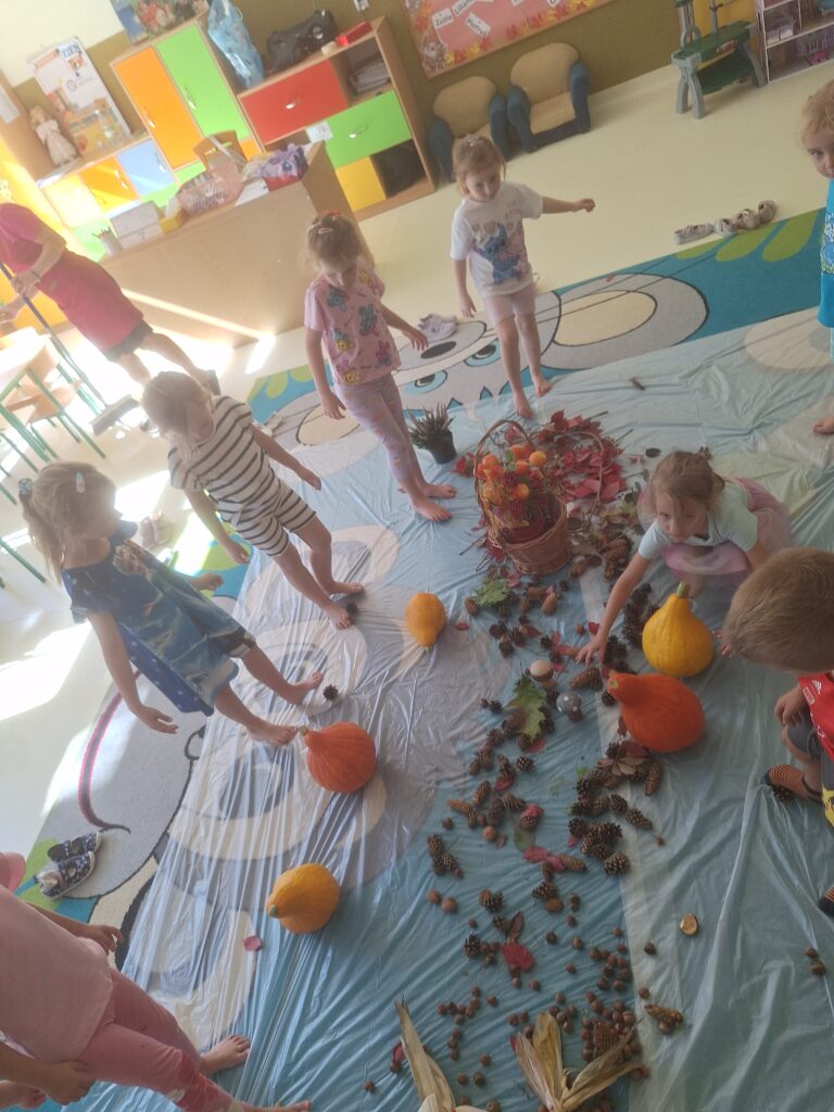 POWITANIE JESIENI - ZABAWY SENSORYCZNE 