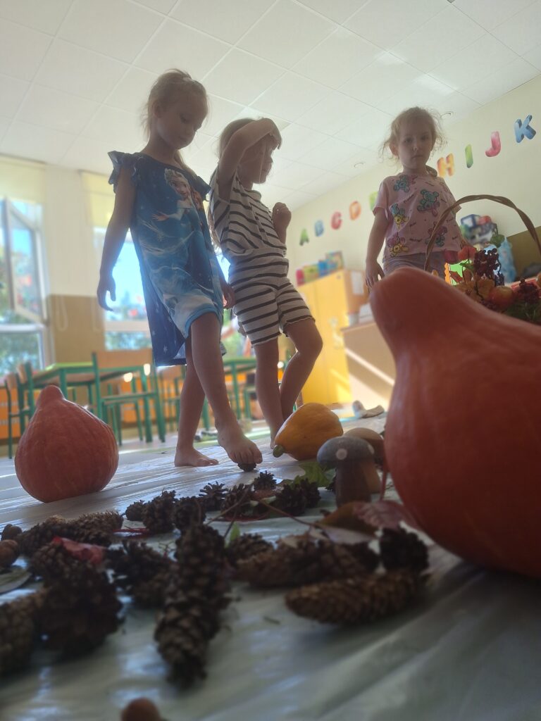 POWITANIE JESIENI - ZABAWY SENSORYCZNE 