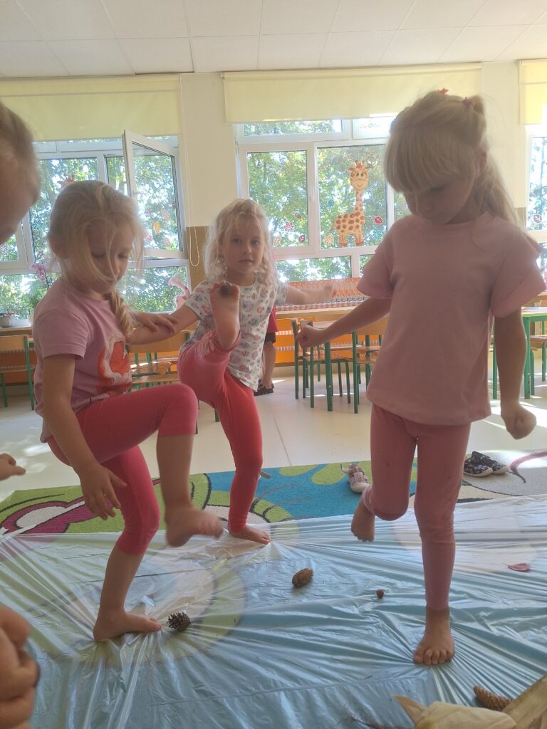 POWITANIE JESIENI - ZABAWY SENSORYCZNE 