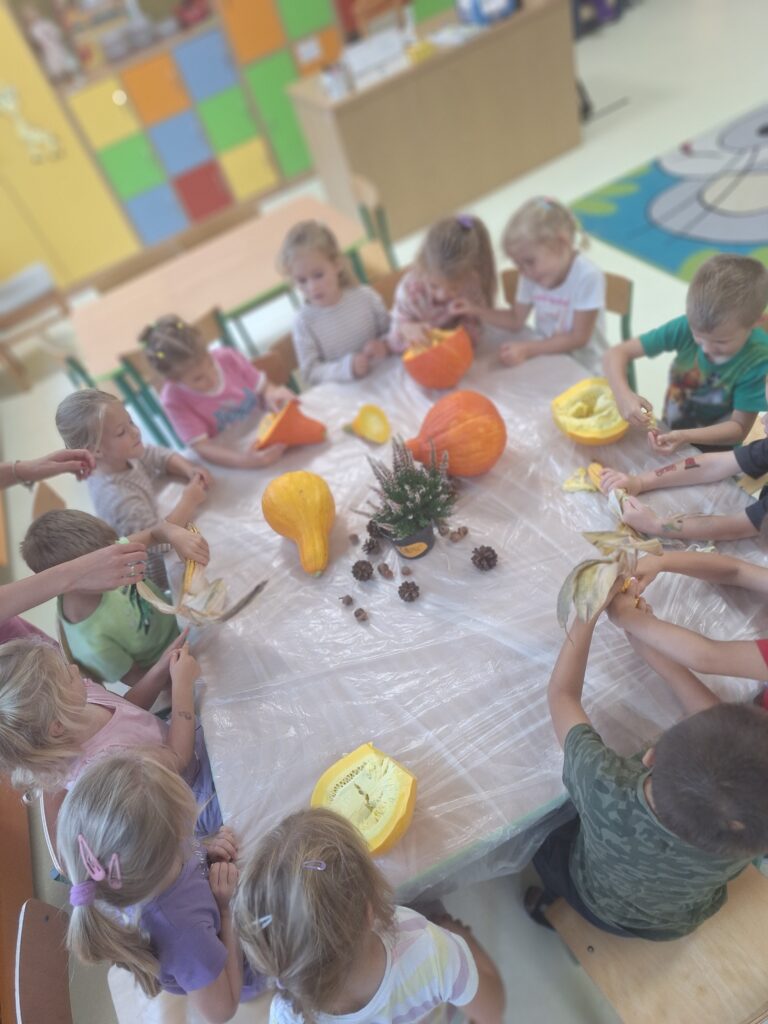 POWITANIE JESIENI - ZABAWY SENSORYCZNE 