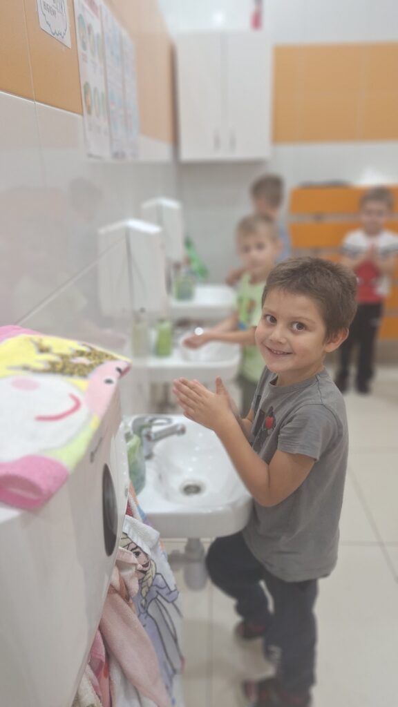 DZIEŃ MYCIA RĄK W GRUPIE ZYRAFKI 