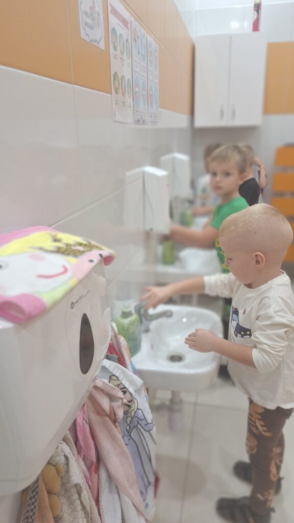 DZIEŃ MYCIA RĄK W GRUPIE ZYRAFKI 