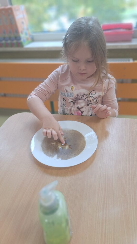 DZIEŃ MYCIA RĄK W GRUPIE ZYRAFKI 