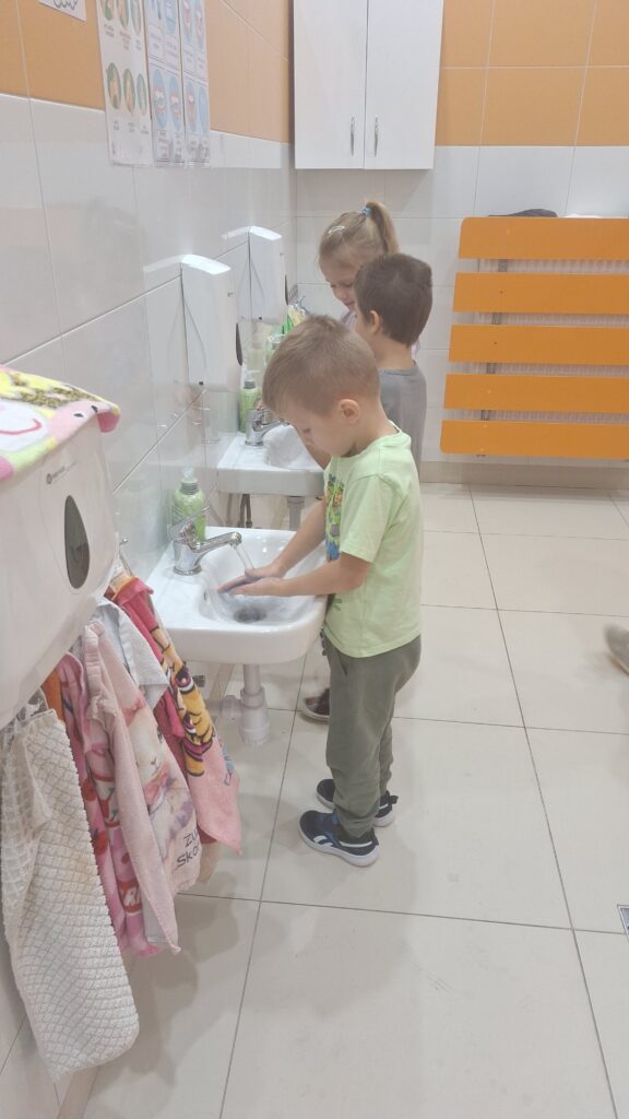 DZIEŃ MYCIA RĄK W GRUPIE ZYRAFKI 