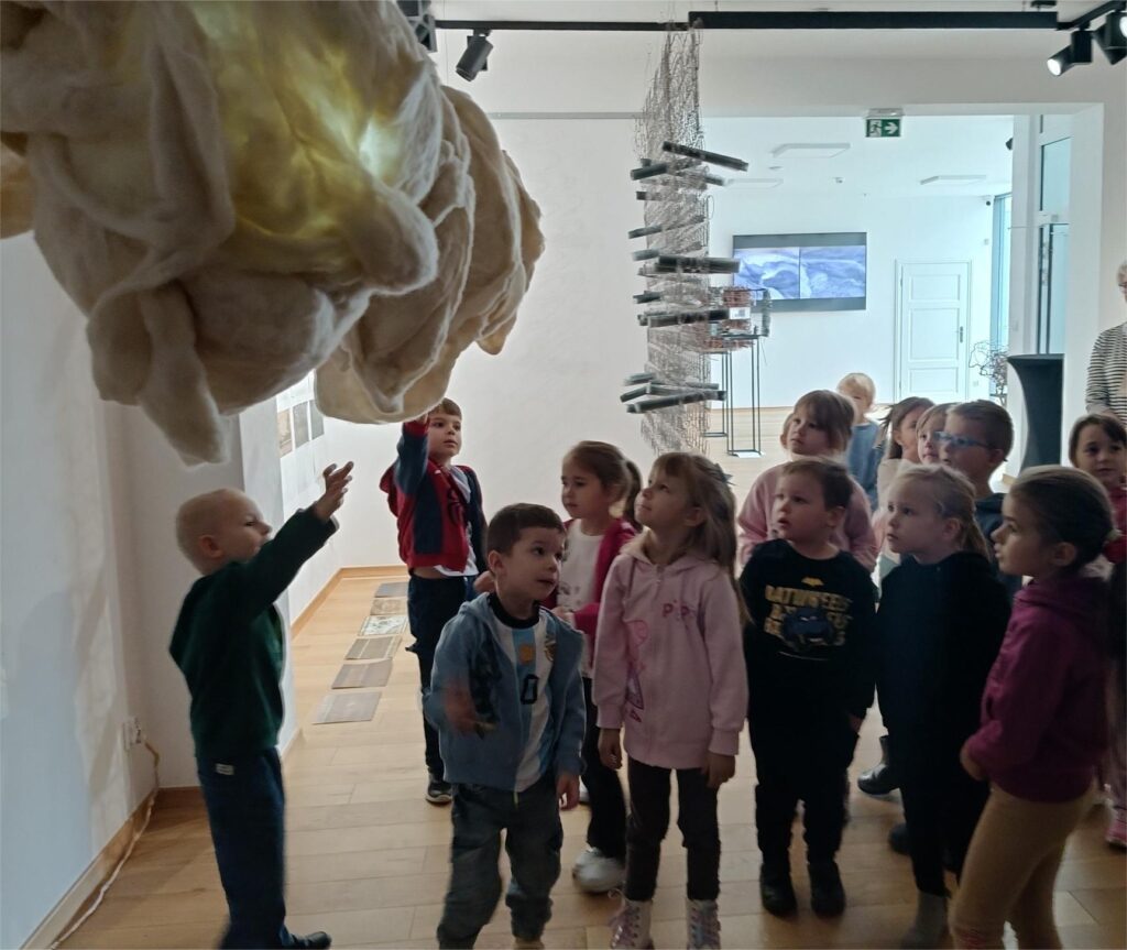 TYGRYSKI NA WYSTAWIE A. TUSIEŃ W BUSKIEJ GALERII SZTUKI