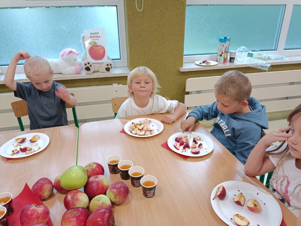 DZIEŃ JABŁUSZKA - GRUPA TYGRYSKI 