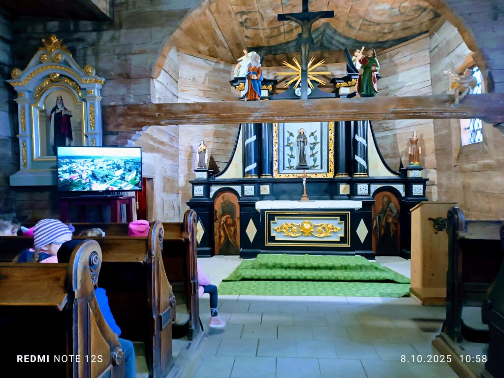 Zwiedzanie zabytkowego Kościółka Św. Leonarda przez grupę Motylki